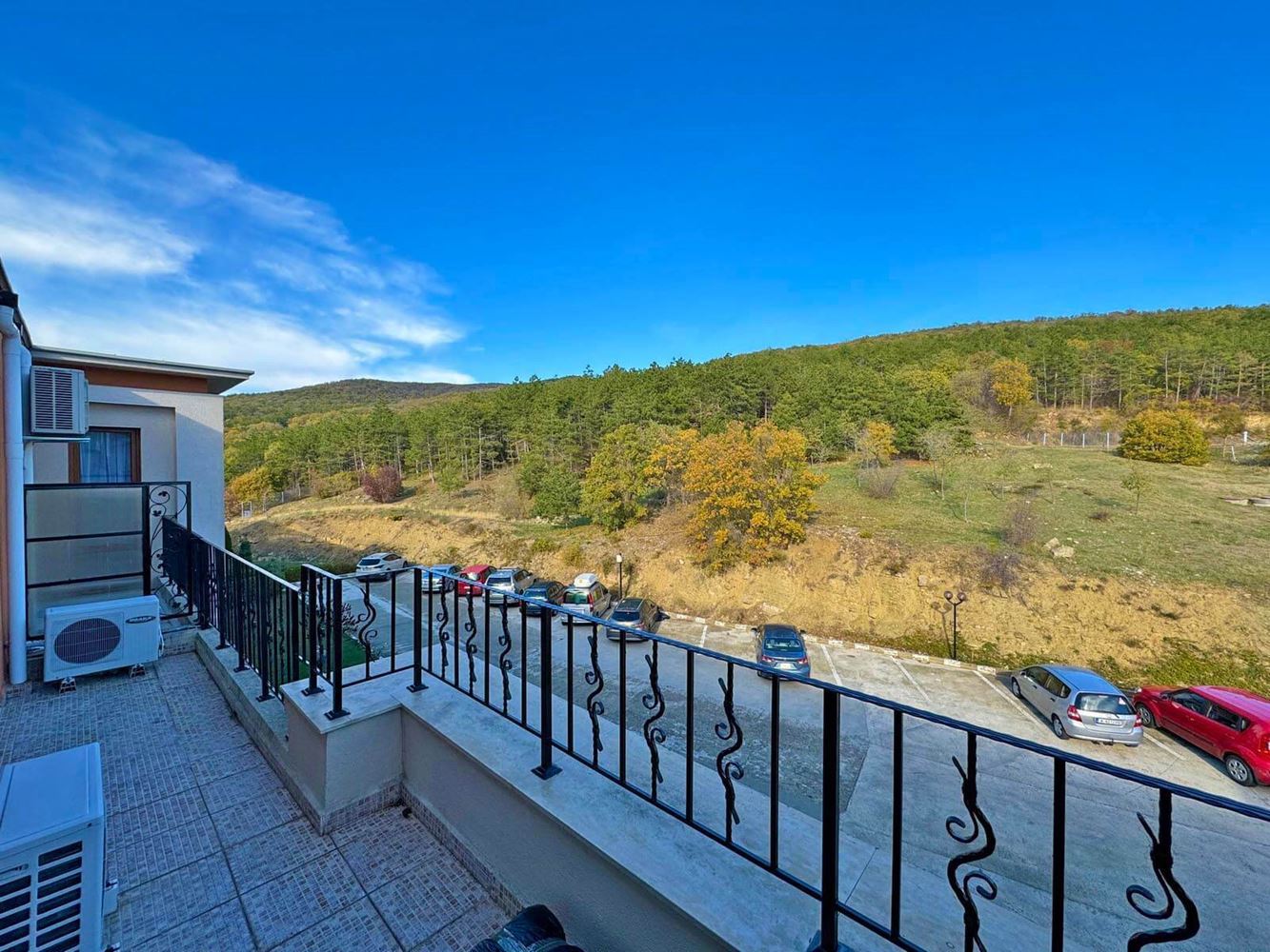 Prostorný apartmán se dvěma ložnicemi s panoramatickým výhledem na moře a hory – připraven k nastěhování