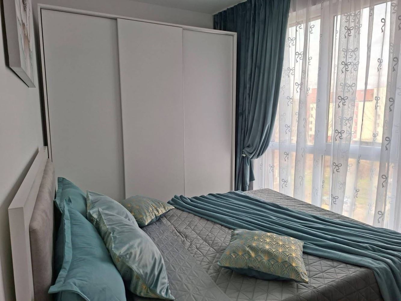 Stylový dvoupokojový apartmán s nízkým poplatkem za údržbu ve Slunečném pobřeží – komfort, bezpečí a skvělá investice u moře