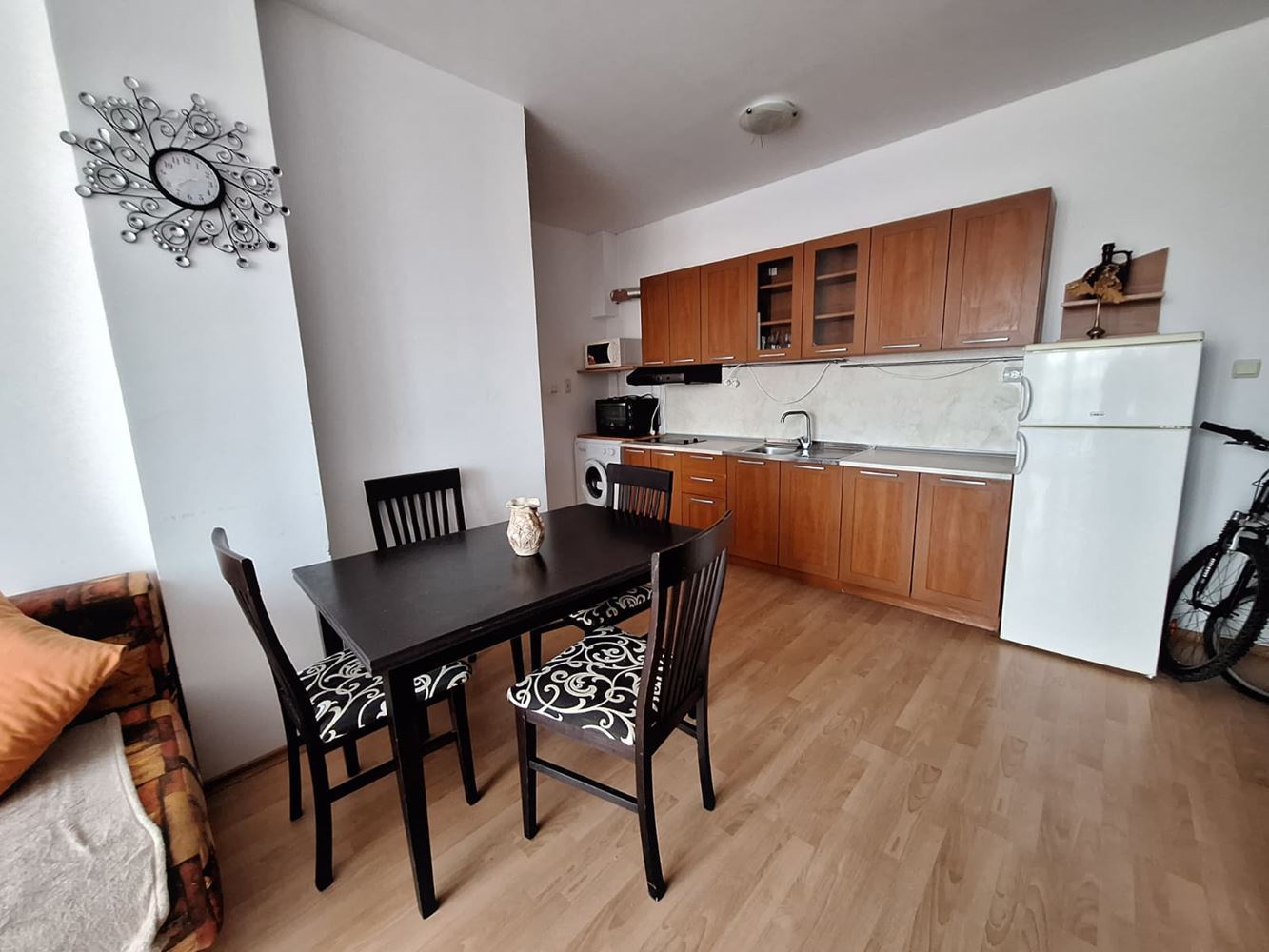 Prostorný byt s jednou ložnicí v luxusním komplexu s bazény a sportovními zařízeními