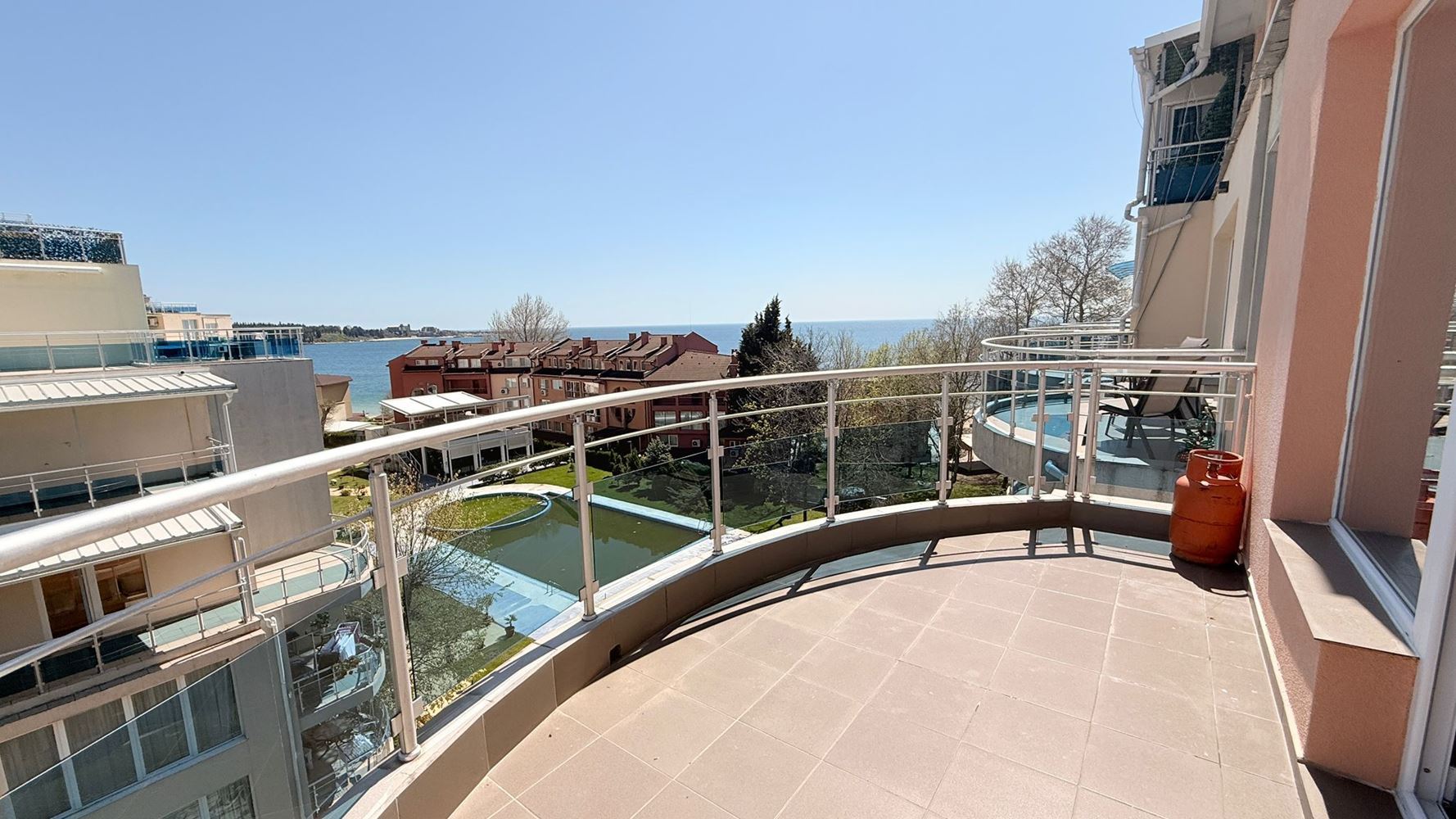 Luxusní apartmán se třemi ložnicemi na první linii v Ravdě – prostor, prestiž a úchvatné mořské panorama