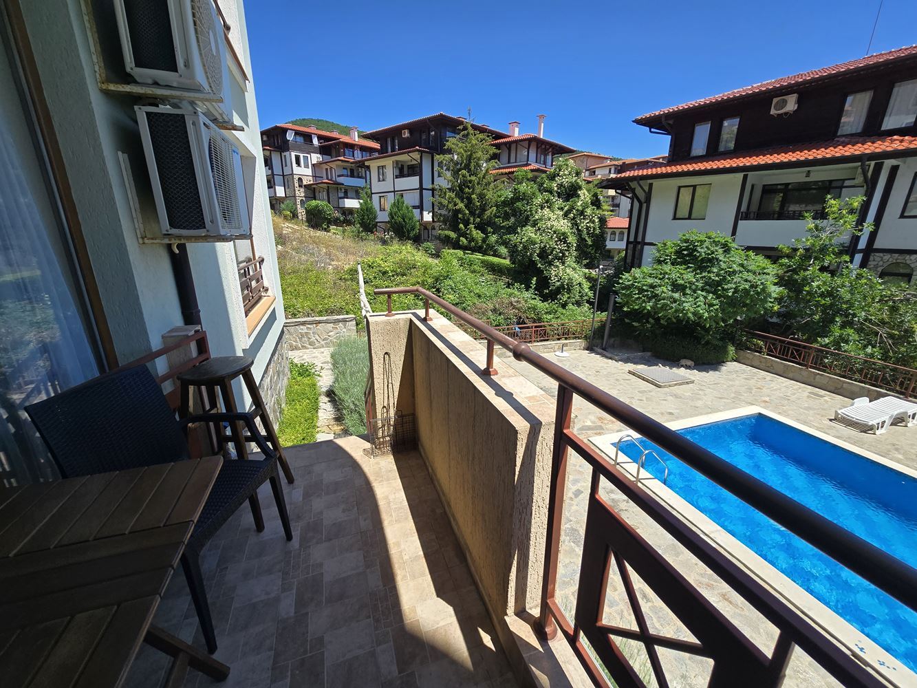 Apartmán s jednou ložnicí ve Sveti Vlas s přímým přístupem k bazénu – klidné místo pro bydlení a odpočinek