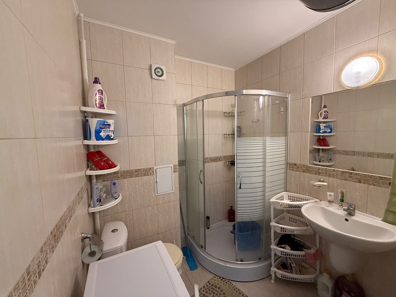 Apartmán s jednou ložnicí uprostřed zeleně v komplexu s bazénem a dětským hřištěm