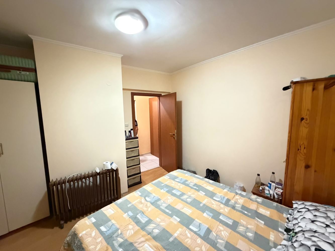 100 metrů od moře – útulný apartmán s jednou ložnicí a výhledem do klidné části komplexu