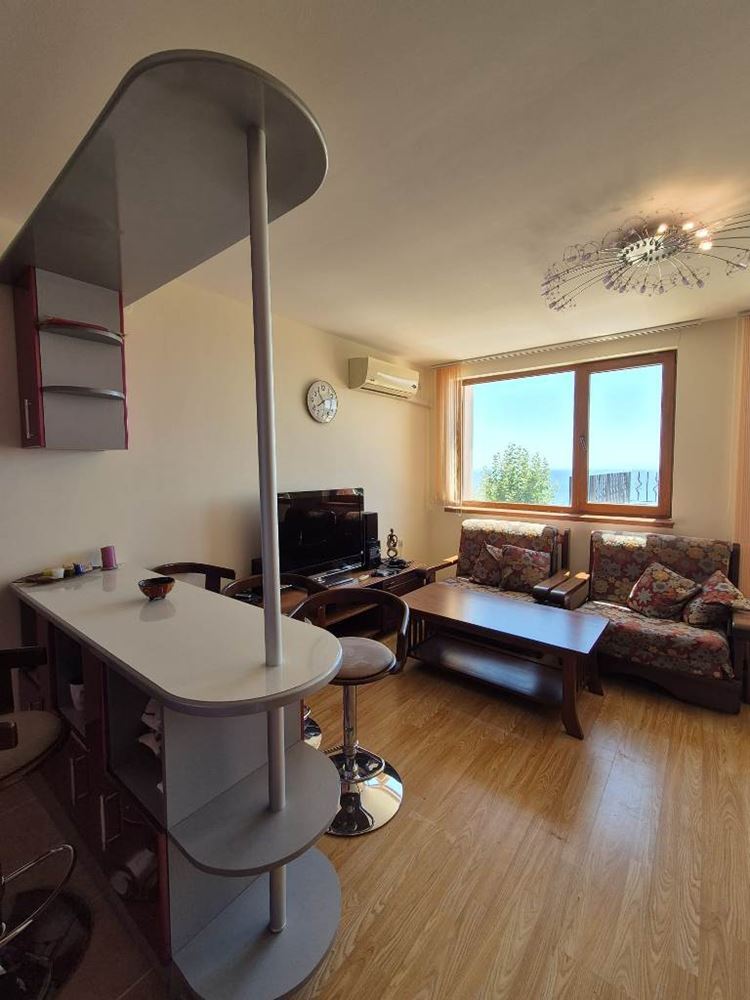 Luxusní byt s jednou ložnicí a panoramatickým výhledem na moře ve Svatém Vlasu – prostor, komfort a prestižní lokalita