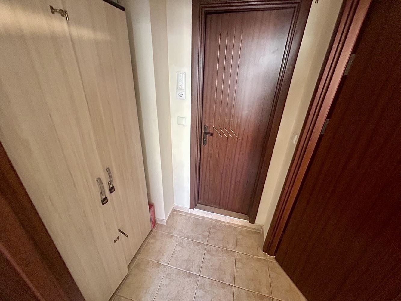 Prostorný apartmán s jednou ložnicí a výhledem do zeleně v Nesebaru – připravený k nastěhování
