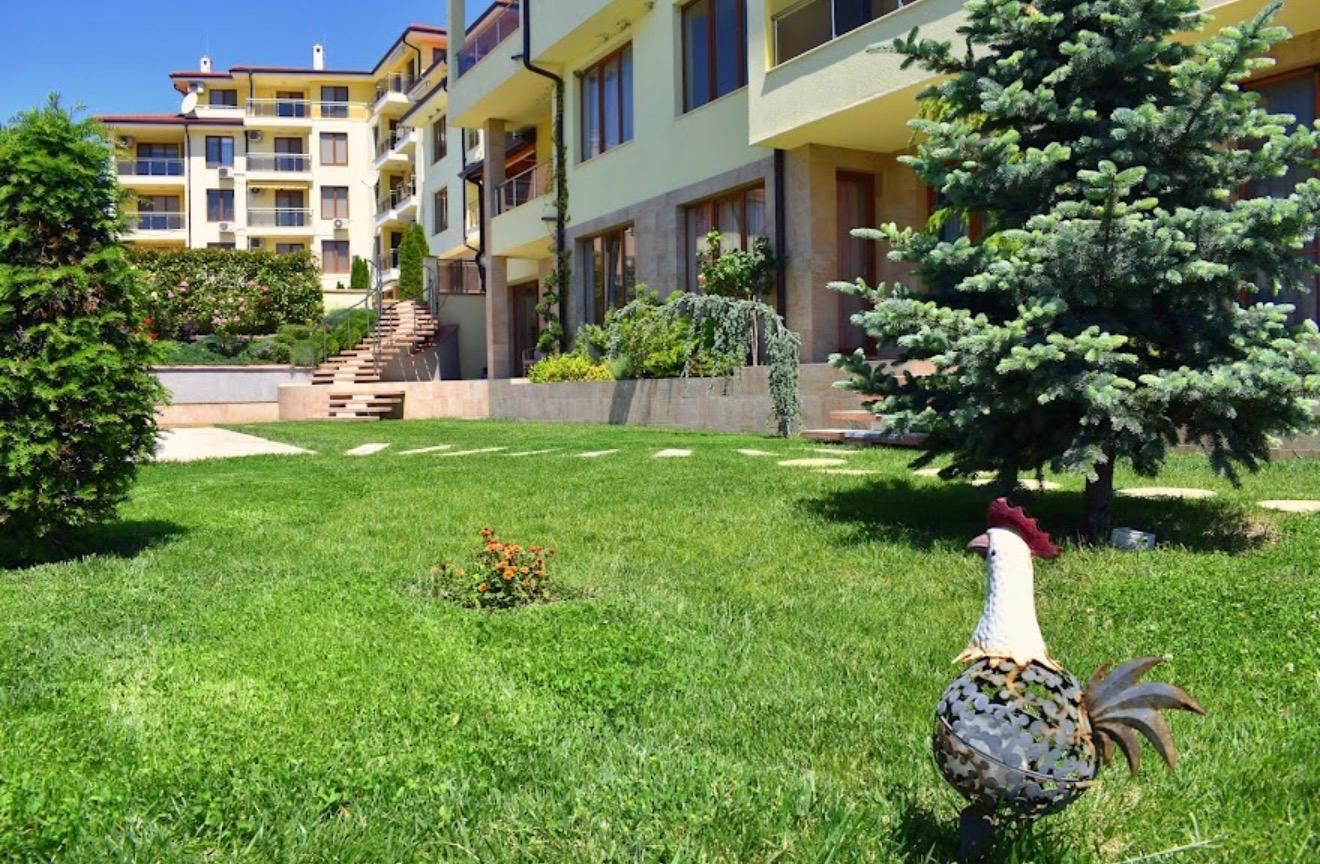 Mořské panorama a komfort pouhých 100 metrů od pláže! Zařízený apartmán s jednou ložnicí v komplexu v Byale