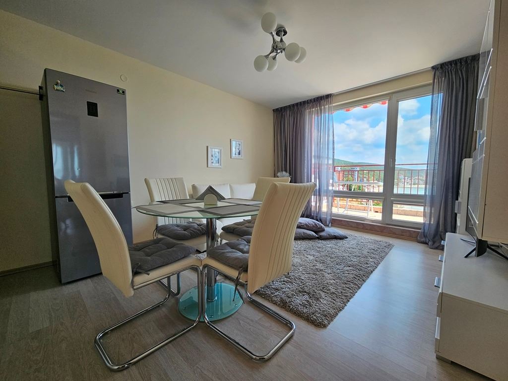 Luxusní panoramatický apartmán na první linii u moře se dvěma ložnicemi a obrovskou terasou
