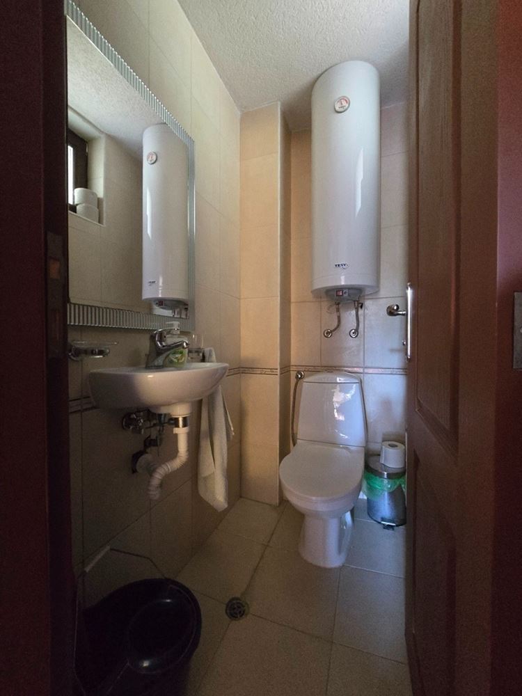Prostorný apartmán se dvěma ložnicemi v moderním komplexu s bazény a výbornou infrastrukturou – připravený k nastěhování nebo investici