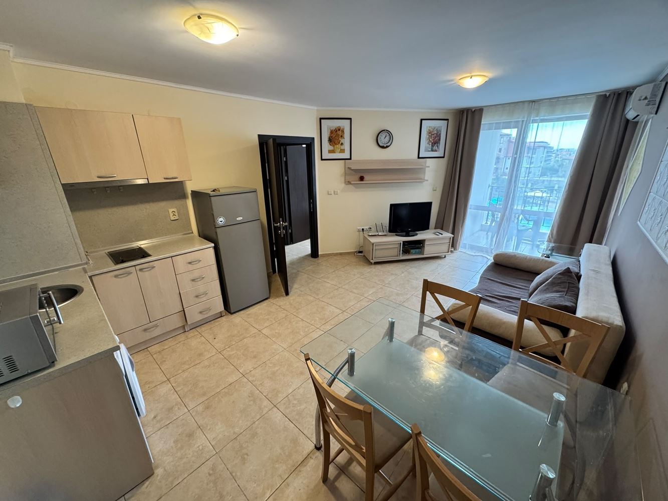 Apartmán s jednou ložnicí a výhledem na bazén v Nesebaru – komfort, moře a vynikající podmínky pro dovolenou a investici