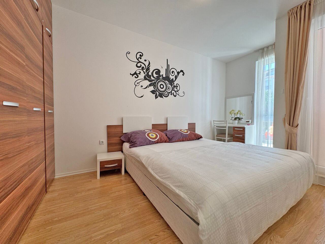 Elegantní apartmán s jednou ložnicí s výhledem na bazén v luxusním komplexu na Slunečném pobřeží