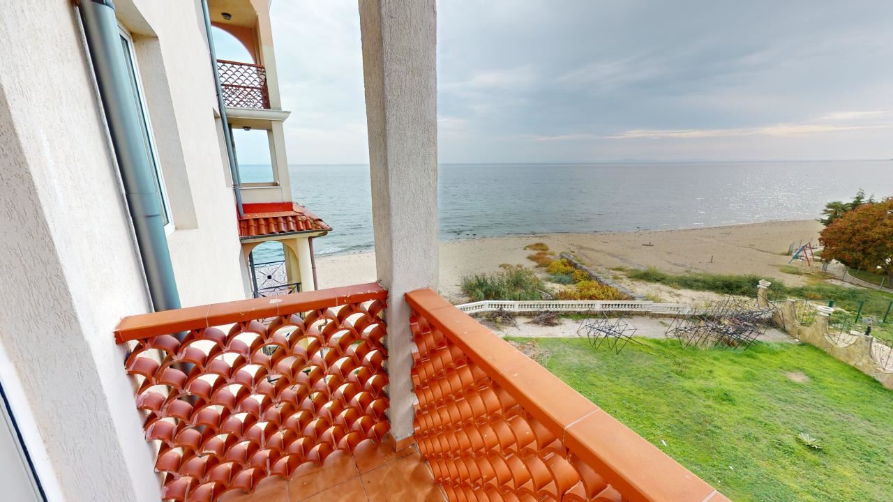 Panoramatický prostorný byt s jednou ložnicí na první linii moře v Elenite