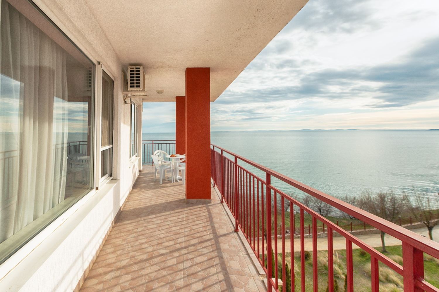 Stylový apartmán se dvěma ložnicemi v první linii s přímým výhledem na moře ve Sveti Vlas – prostor, luxus a plné vybavení