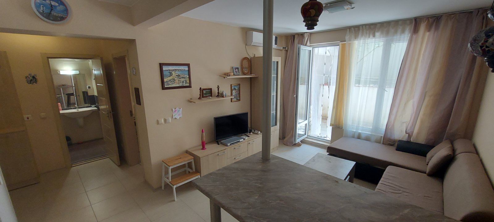 Útulný apartmán u moře s prostornou terasou a nízkým poplatkem za údržbu mezi Slunečným pobřežím a Sveti Vlas