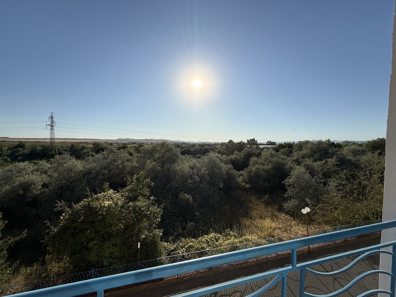 Byt s jednou ložnicí a terasou v Slunečném Pobřeží – komfort a celoroční bezpečí