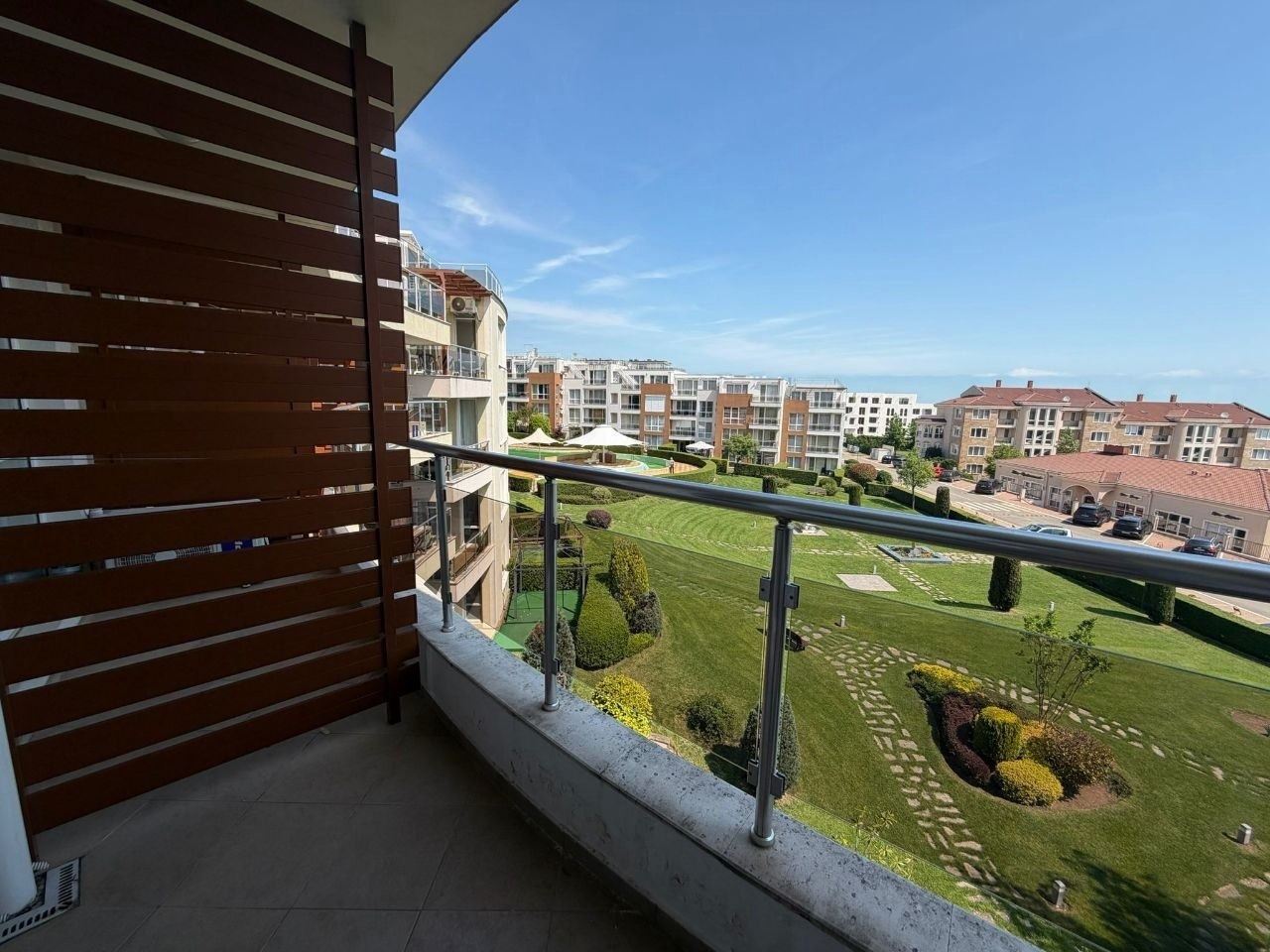 Apartmán s jednou ložnicí s výhledem na moře v Černomorci – krásná nemovitost v komplexu 200 metrů od pláže