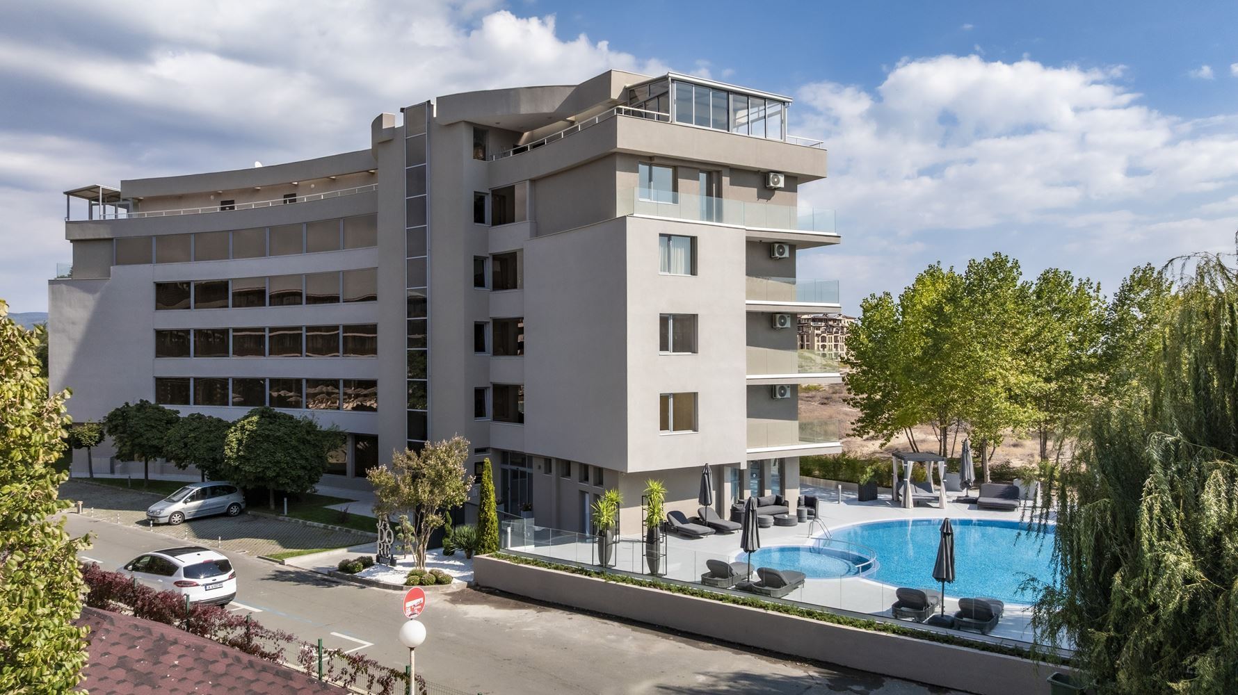 První linie ve Slunečném pobřeží – prostorný apartmán s jednou ložnicí s výhledem na moře, hory a město