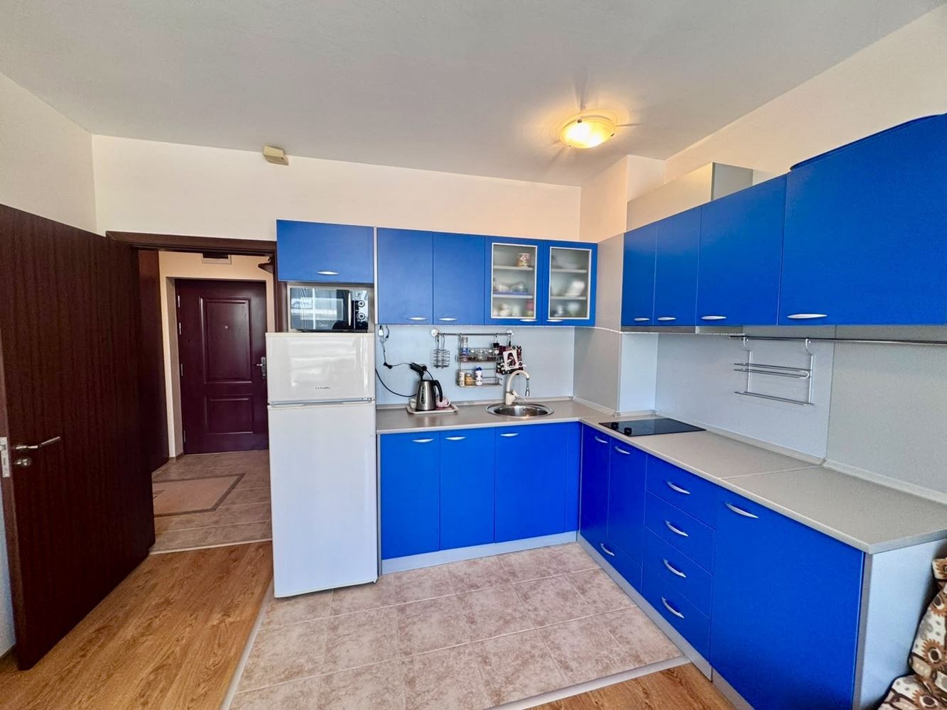 Komfortní apartmán s jednou ložnicí, prostornou terasou a výhledem na bazén v luxusním komplexu v Nesebaru