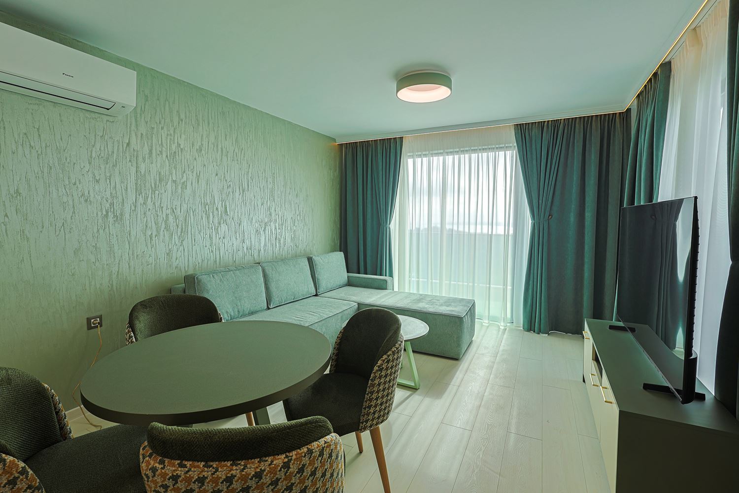 Apartmán se dvěma ložnicemi a panoramatickým výhledem na moře v klidném zeleném komplexu ve Slunečném pobřeží