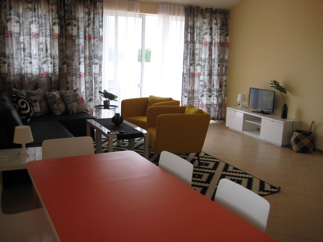 Slunečné pobřeží: Plně zařízený a vybavený apartmán se dvěma ložnicemi ve výborně udržovaném komplexu