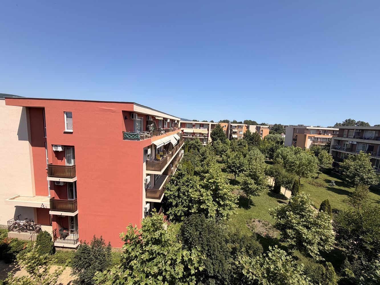 Prostorný apartmán se dvěma ložnicemi ve Slunečném pobřeží – panoramatický výhled a klidná lokalita