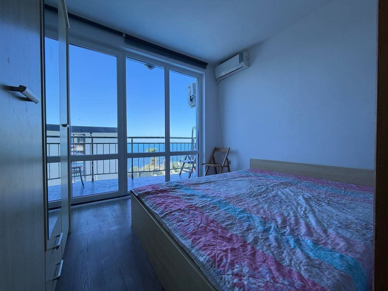 Apartmán s jednou ložnicí v první linii u moře v Pomorie – panoramatický výhled na moře a bazén