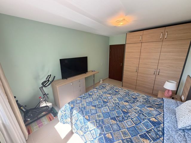 Prostorný apartmán se 2 ložnicemi v první linii u moře s čelním panoramatickým výhledem na moře