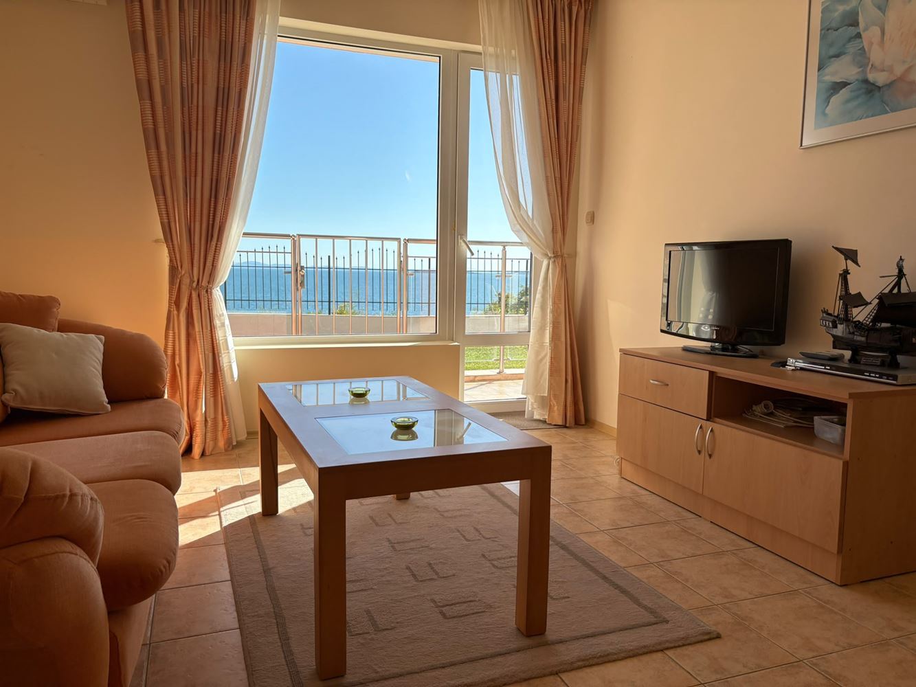 První linie v Sveti Vlas – prostorný apartmán s jednou ložnicí a výhledem na moře
