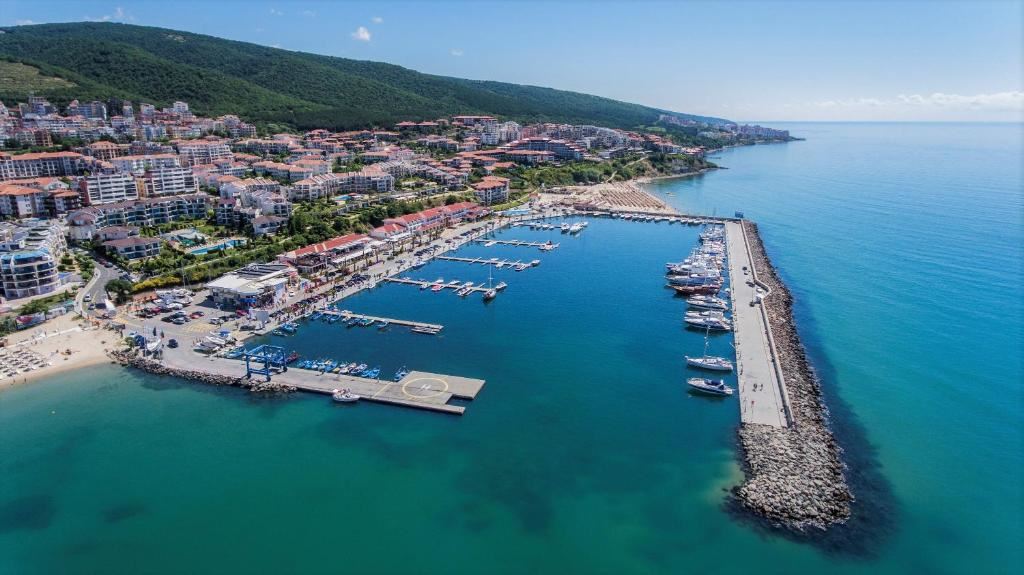 2pokojový apartmán s přímým výhledem na moře ve Svatém Vlasu – komfort, klid a resortový životní styl