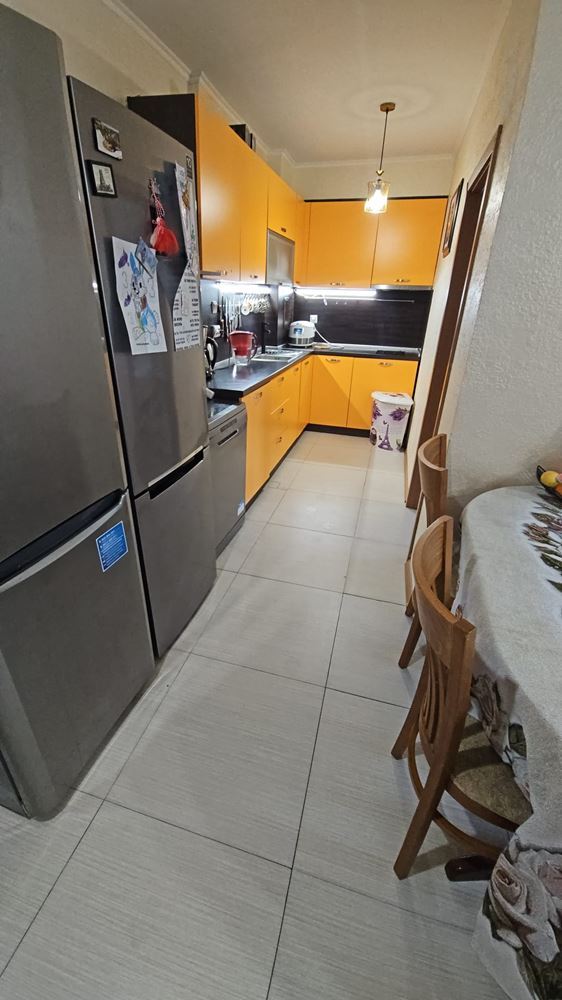 Třípokojový apartmán v uzavřeném komplexu ve Sveti Vlas – pouhých 300 m od pláže