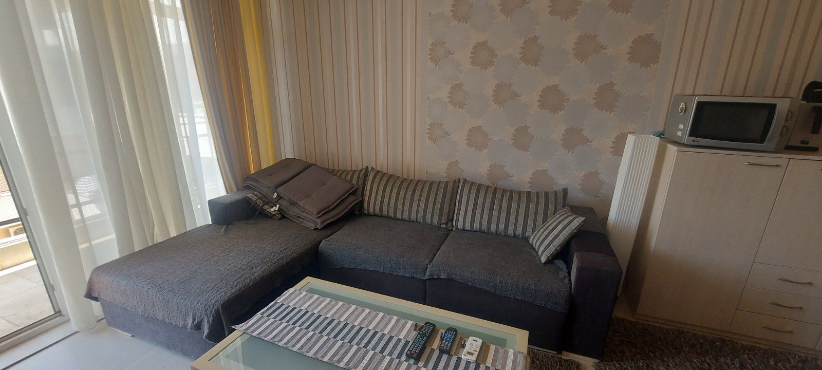 Prostorný byt s jednou ložnicí v uzavřeném komplexu na Slunečném pobřeží – komfort, klid a vynikající prostředí
