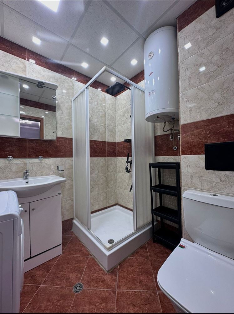 Dvouložnicový apartmán s částečným výhledem na moře v Sveti Vlas – zařízený, po rekonstrukci, v luxusním uzavřeném komplexu