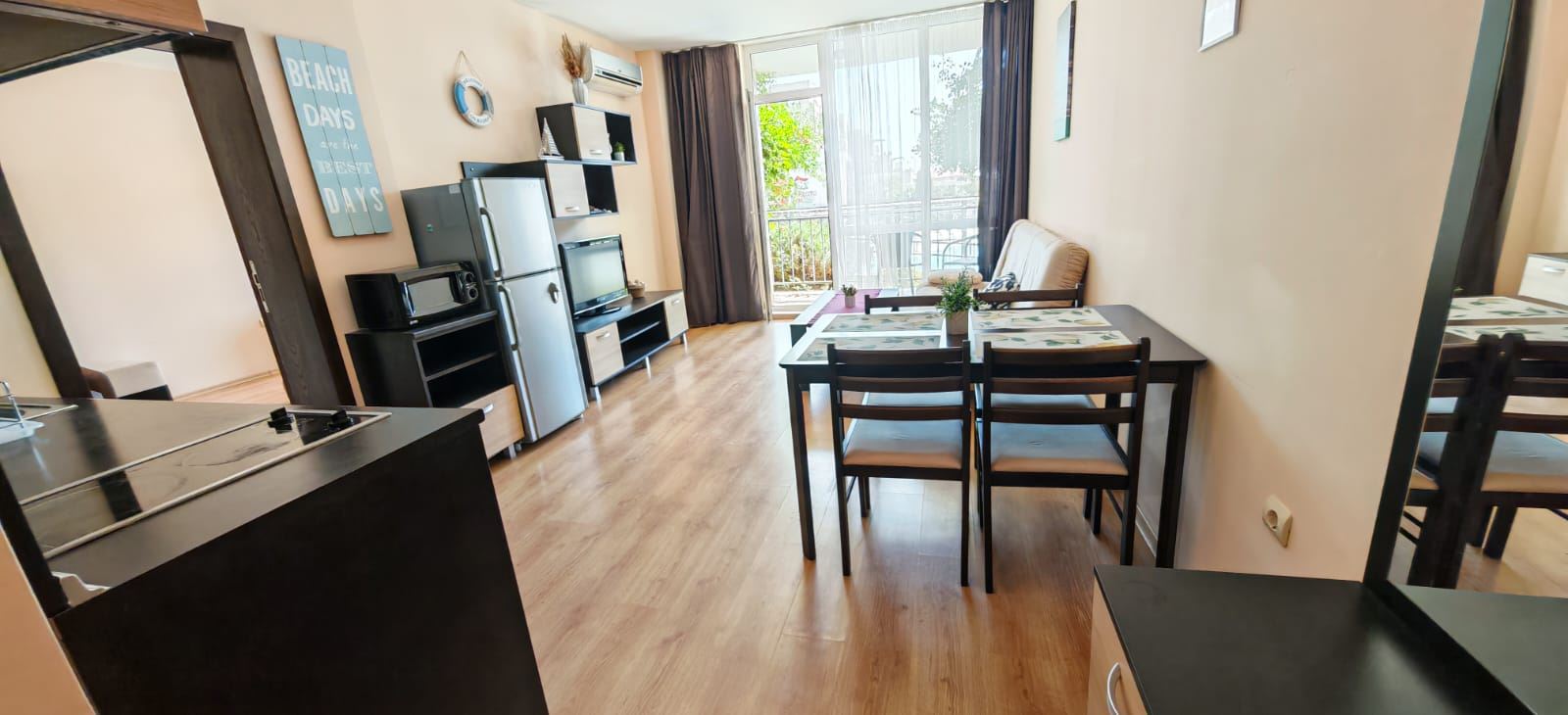Skvělá příležitost ve Sveti Vlas – zařízený prostorný apartmán s jednou ložnicí blízko pláže
