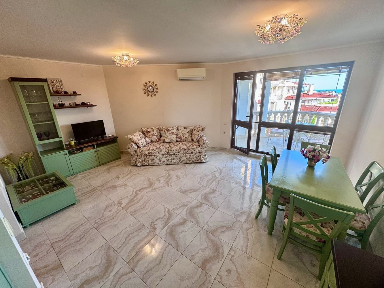 Prostorný třípokojový apartmán s panoramatickým výhledem na moře v prestižním komplexu v Nesebaru – komfort, prostor a působivé výhledy