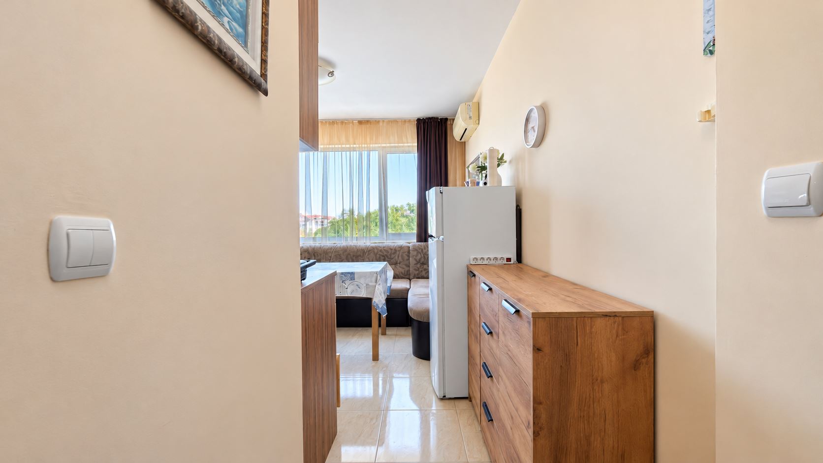 Útulný menší apartmán s jednou ložnicí v komplexu s bazénem a nepřetržitou ostrahou
