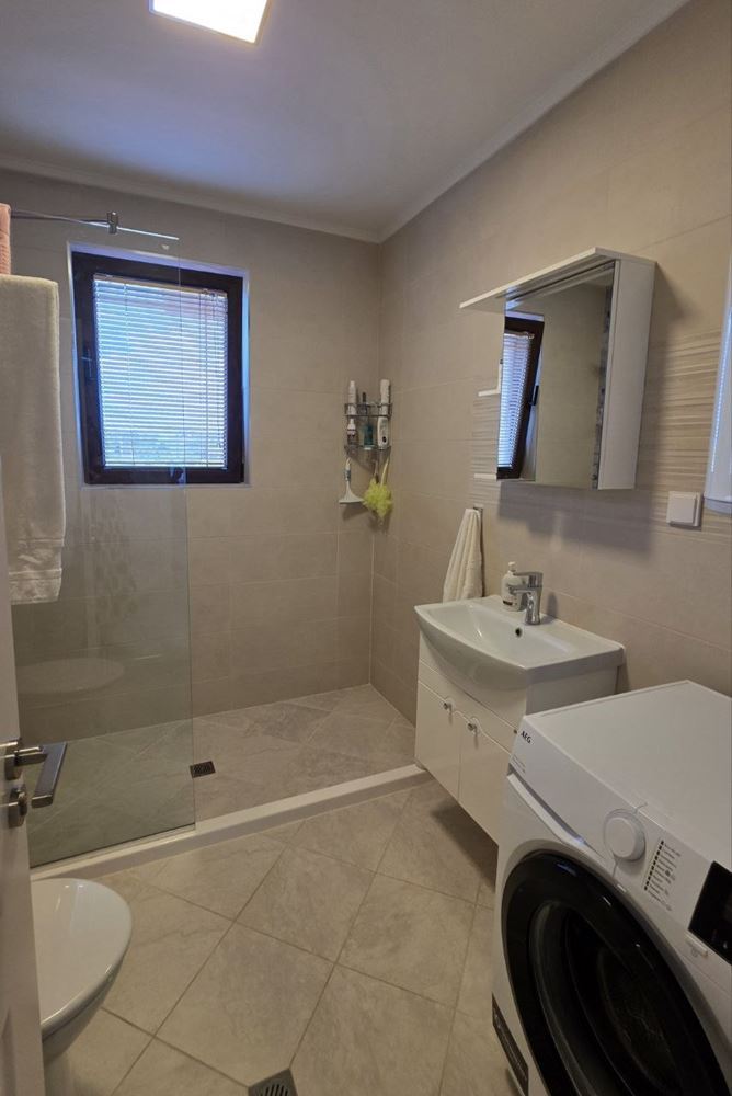 Prostorný apartmán se dvěma ložnicemi s částečným výhledem na moře v prestižním komplexu v Nesebaru – připravený pro své nové majitele