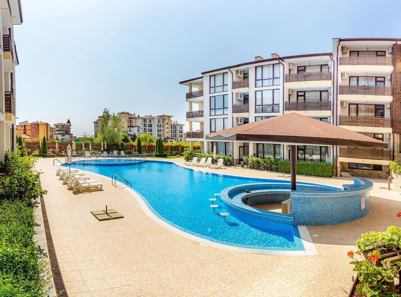 Prostorný třípokojový apartmán v Nesebaru – plně zařízený, v klidné a rychle se rozvíjející oblasti u moře