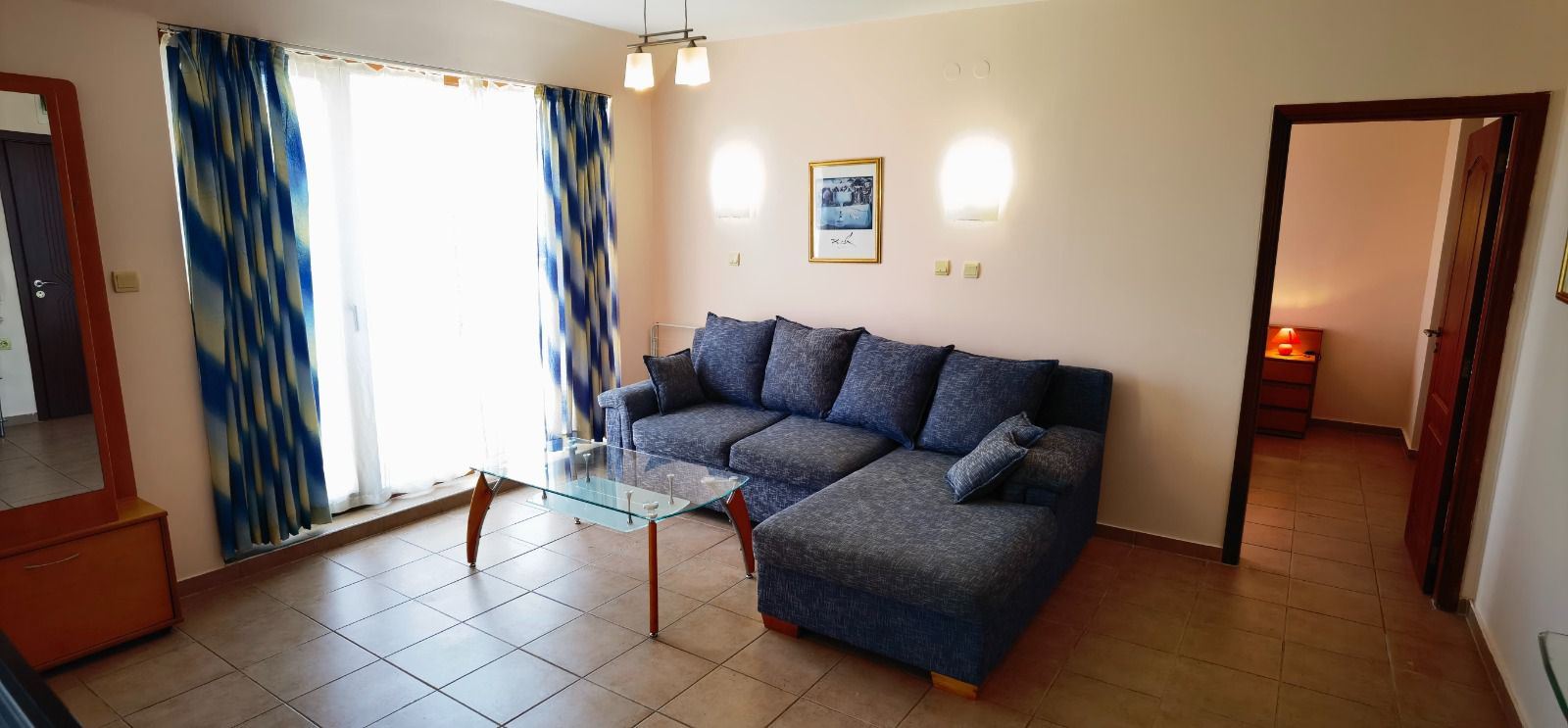 Prostorný třípokojový byt v nejvyšším patře v Slunečném pobřeží — komfort, styl a zelená harmonie u moře