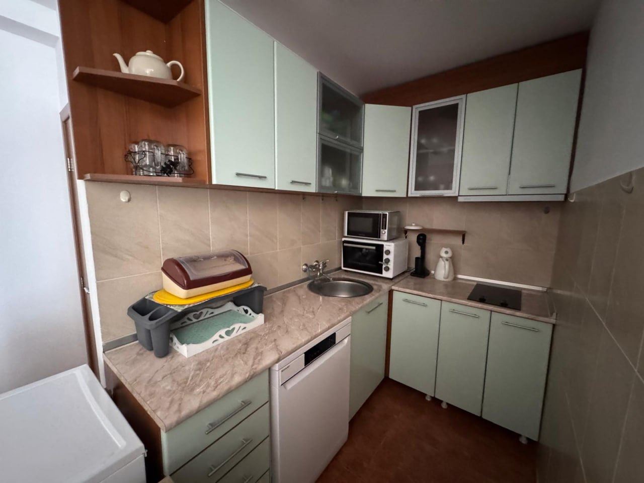 Prostorný byt s jednou ložnicí a dodatečným spacím prostorem ve Slunečném pobřeží – 200 m od pláže