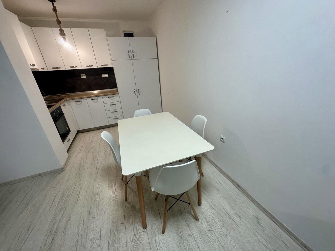 Prostorné studio v přízemí s terasou a možností přeměny na byt s jednou ložnicí – pouze 300 m od moře