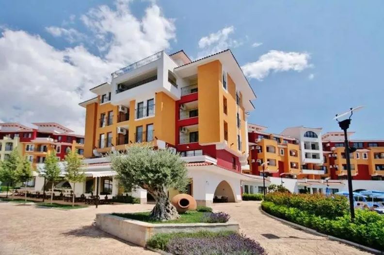 Prostorný třípokojový byt s přímým výhledem na moře v Aheloy – komfort, luxus a pohodlí pro celou rodinu