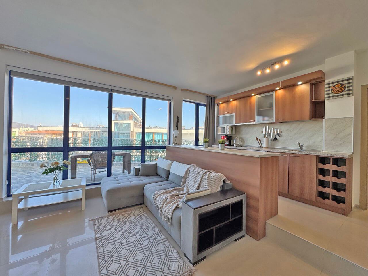 Luxusní penthouse na Slunečném pobřeží s působivou panoramatickou terasou a skvělou lokalitou