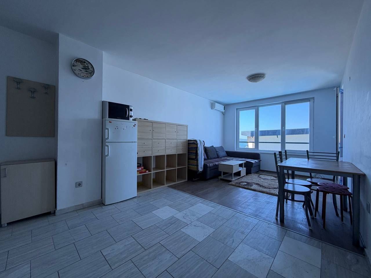 Apartmán s jednou ložnicí v první linii u moře v Pomorie – panoramatický výhled na moře a bazén