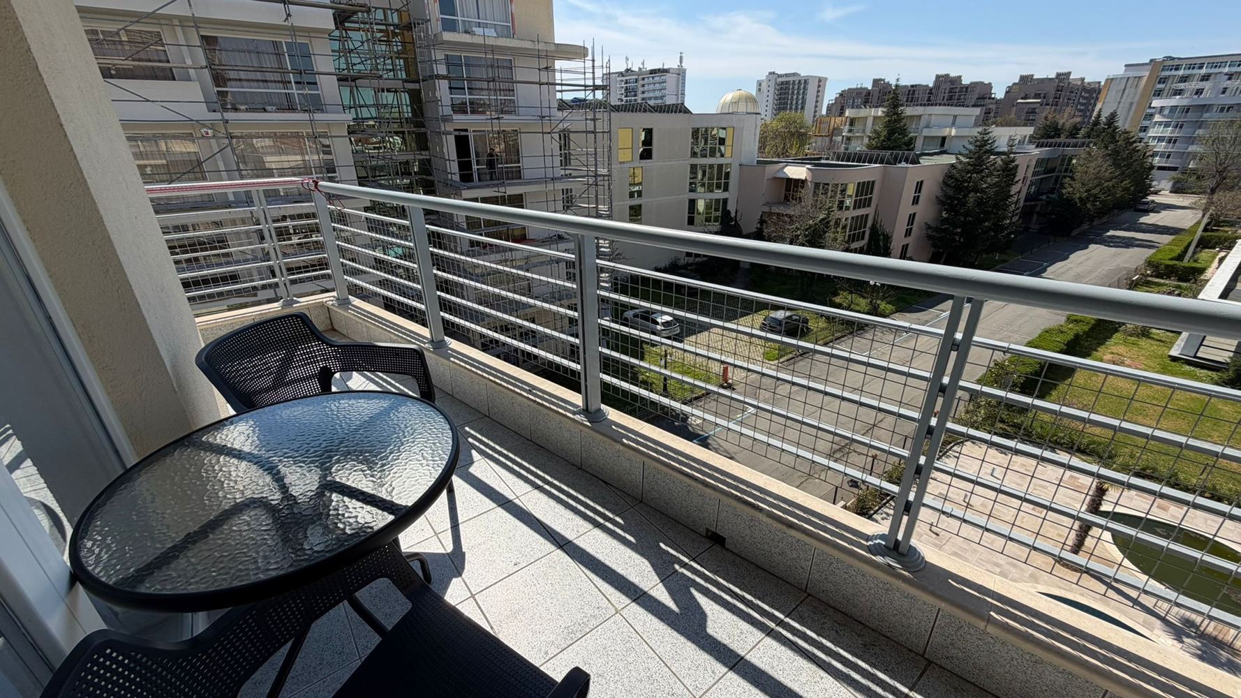 Prostorný dvoupokojový apartmán 300 m od moře ve Slunečném pobřeží – komfort, bezpečí a skvělá investice