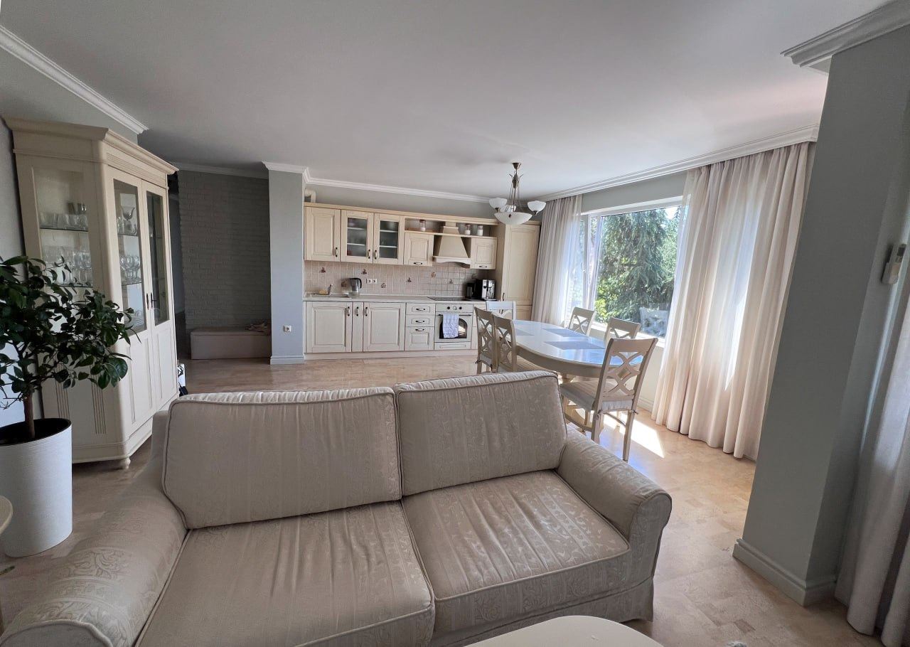 Prostorný apartmán se třemi ložnicemi a panoramatickým výhledem na moře pouze 50 metrů od pláže – nízký poplatek za údržbu!