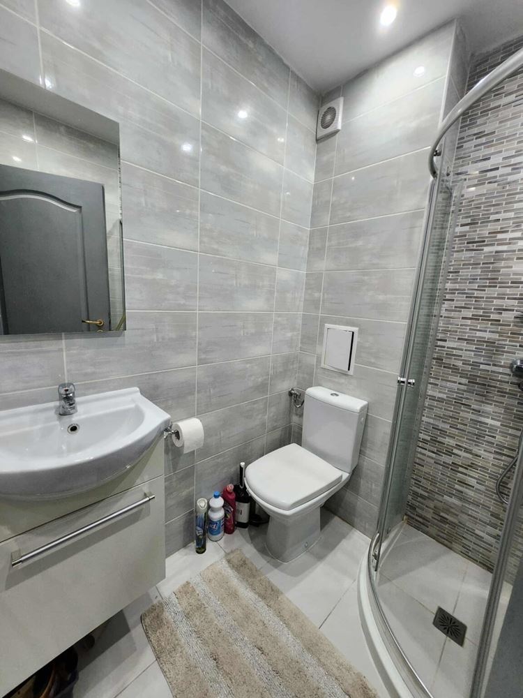 Apartmán se dvěma ložnicemi s výhledem na bazén ve Sveti Vlas – komfort, styl a skvělá lokalita