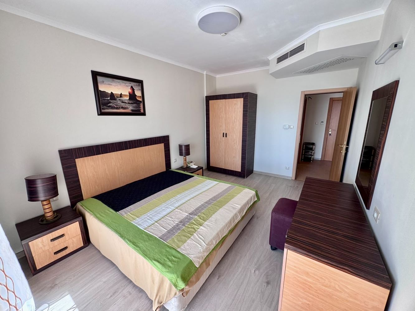 Luxusní apartmán u moře s panoramatickým výhledem v prestižním komplexu na Slunečném pobřeží