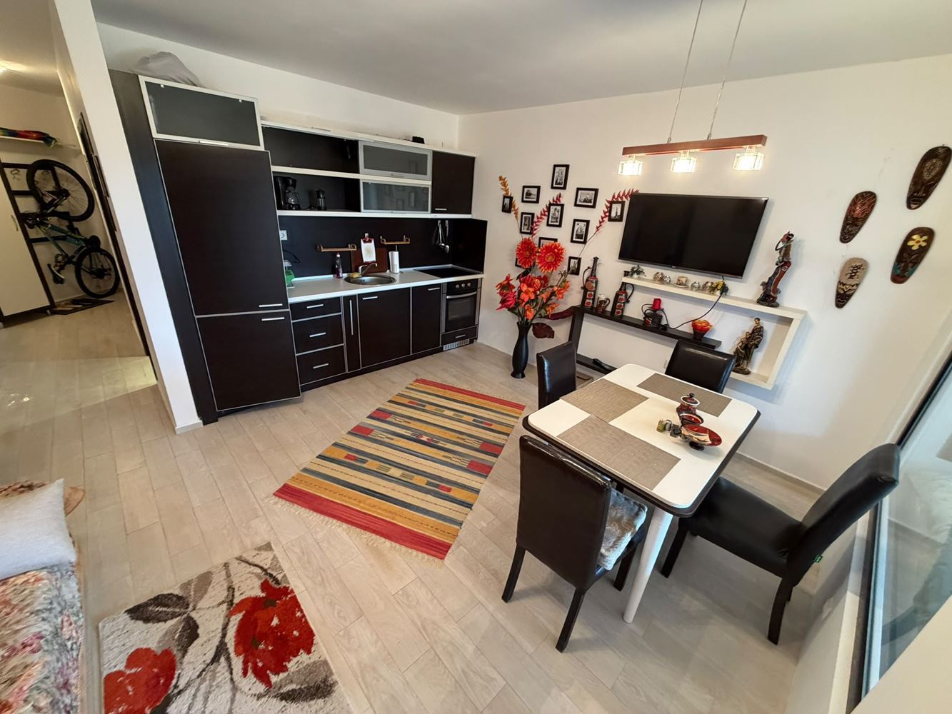 Stylový apartmán s jednou ložnicí v prestižním komplexu ve Sveti Vlas – připravený k nastěhování a s připravenými dokumenty pro rychlý obchod