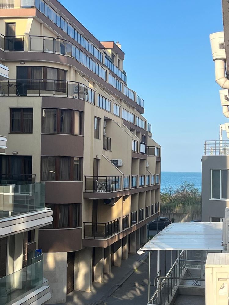 Prostorný apartmán se dvěma ložnicemi, panoramatickou terasou a výhledem na moře v srdci Pomorie