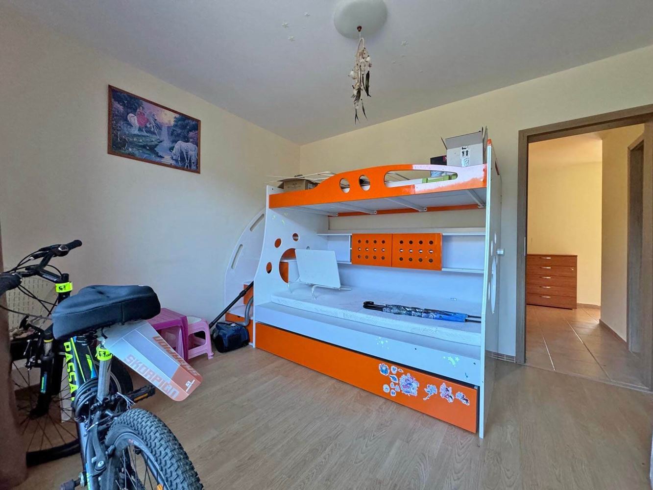 Prostorný apartmán se dvěma ložnicemi s panoramatickým výhledem na moře a hory – připraven k nastěhování