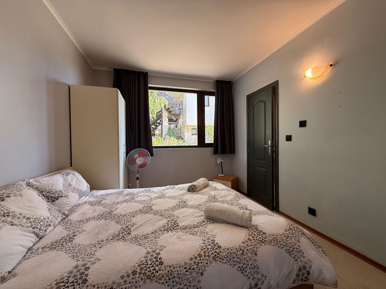 Prostorný apartmán se dvěma ložnicemi a krásným výhledem v klidném komplexu nedaleko Slunečného pobřeží